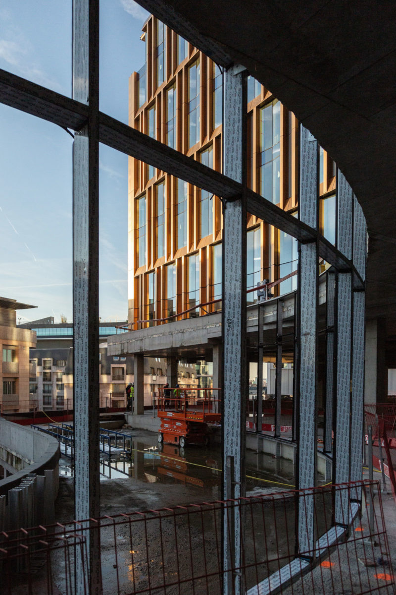 <span class='c-gallery-modal__index'>8/26</span>