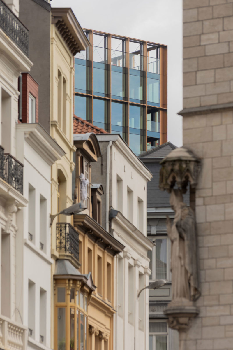 <span class='c-gallery-modal__index'>2/26</span>